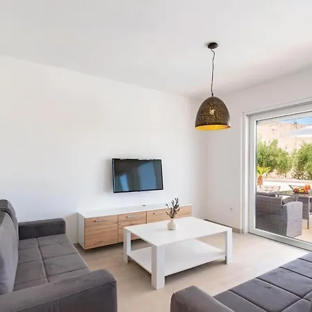Nice In With Wifi, Outdoor Swimming Pool And Heated Swimming Pool