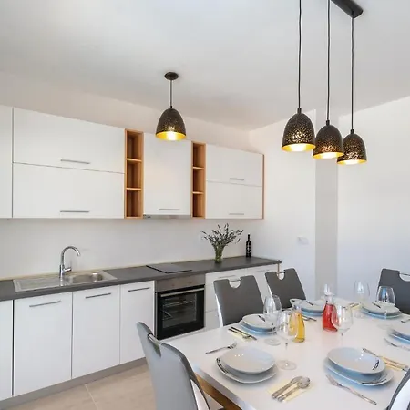 Nice In With Wifi, Outdoor Swimming Pool And Heated Swimming Pool Nyaraló