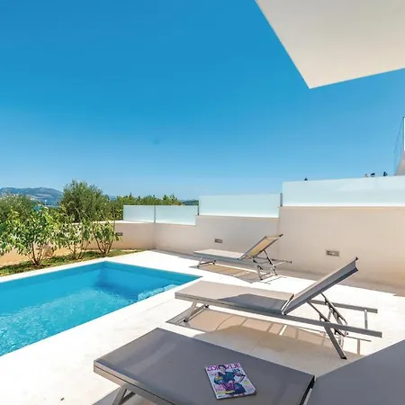 Hébergement de vacances Nice In With Wifi, Outdoor Swimming Pool And Heated Swimming Pool Drače