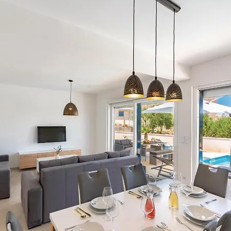 Nice In With Wifi, Outdoor Swimming Pool And Heated Swimming Pool Drače