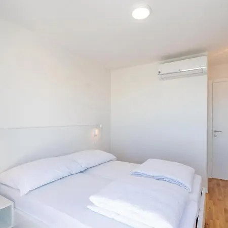 Nice In With Wifi, Outdoor Swimming Pool And Heated Swimming Pool Hébergement de vacances Drače