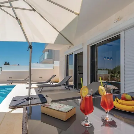 Nice In With Wifi, Outdoor Swimming Pool And Heated Swimming Pool
