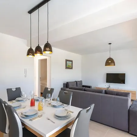 Hébergement de vacances Nice In With Wifi, Outdoor Swimming Pool And Heated Swimming Pool